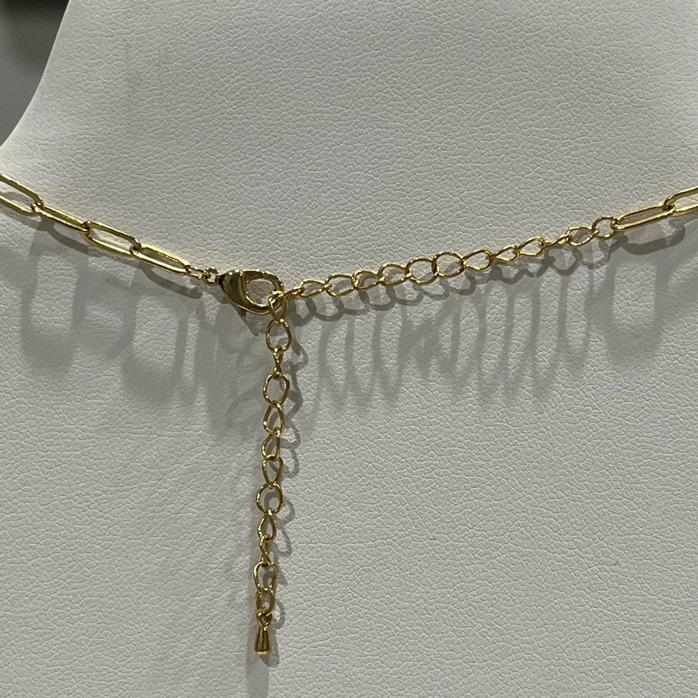 Gold tone paper clip necklace with M‎ charm